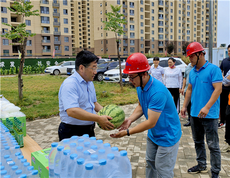 7月5日，集團(tuán)公司黨委副書記、總經(jīng)理惠宏軍帶隊赴咸陽市秦都區(qū)馬泉新家園三標(biāo)段項目、興平四季花園三期項目開展“送清涼”慰問活動，并檢查防暑降溫及安全生產(chǎn)工作情況 (2)_副本.jpg